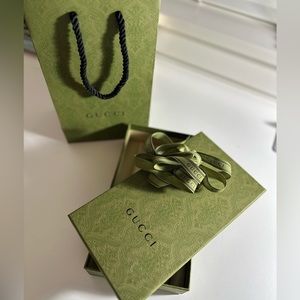 Gucci box, bag, ribbon.